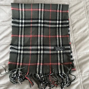Burberry halsduk röd/svart  - Bra skick 9/10  inte andvänd mycket och inga fläckar ohh sånt 