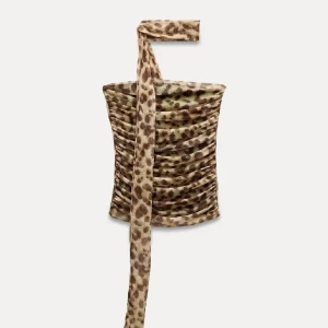 Leopardmönstrad tubtopp - Trendig leopardmönstrad tubtopp med en elegant oneshoulder-design. Toppen är endast testad och annars helt ny. Storleken är M men sitter mer som en S.