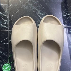 Yeezy slides - Snygga och super sköna yeezy slides i storlek 42. Säljer pågrund av att dem inte kommer till användning. Köpta från stock x. Köpta för 1900kr