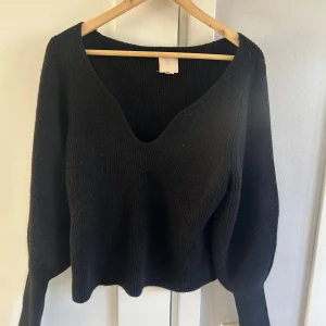 Svart stickad tröja med v-ringning  - Säljer en stilren svart stickad tröja med v-ringning. Tröjan har långa ärmar och en bekväm passform, perfekt för kyligare dagar!😇😇