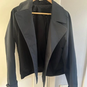 Svart kavaj - Snygg svart kavaj med klassisk design och breda slag. Perfekt för en stilren look. Passar bra till både formella och avslappnade tillfällen.🪩❤️‍🔥