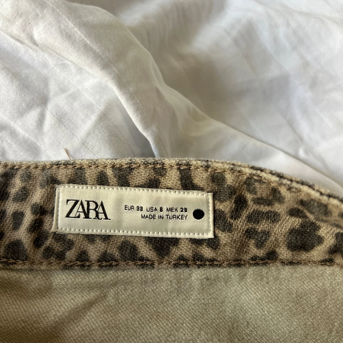 Leopardmönstrade byxor från Zara - 3