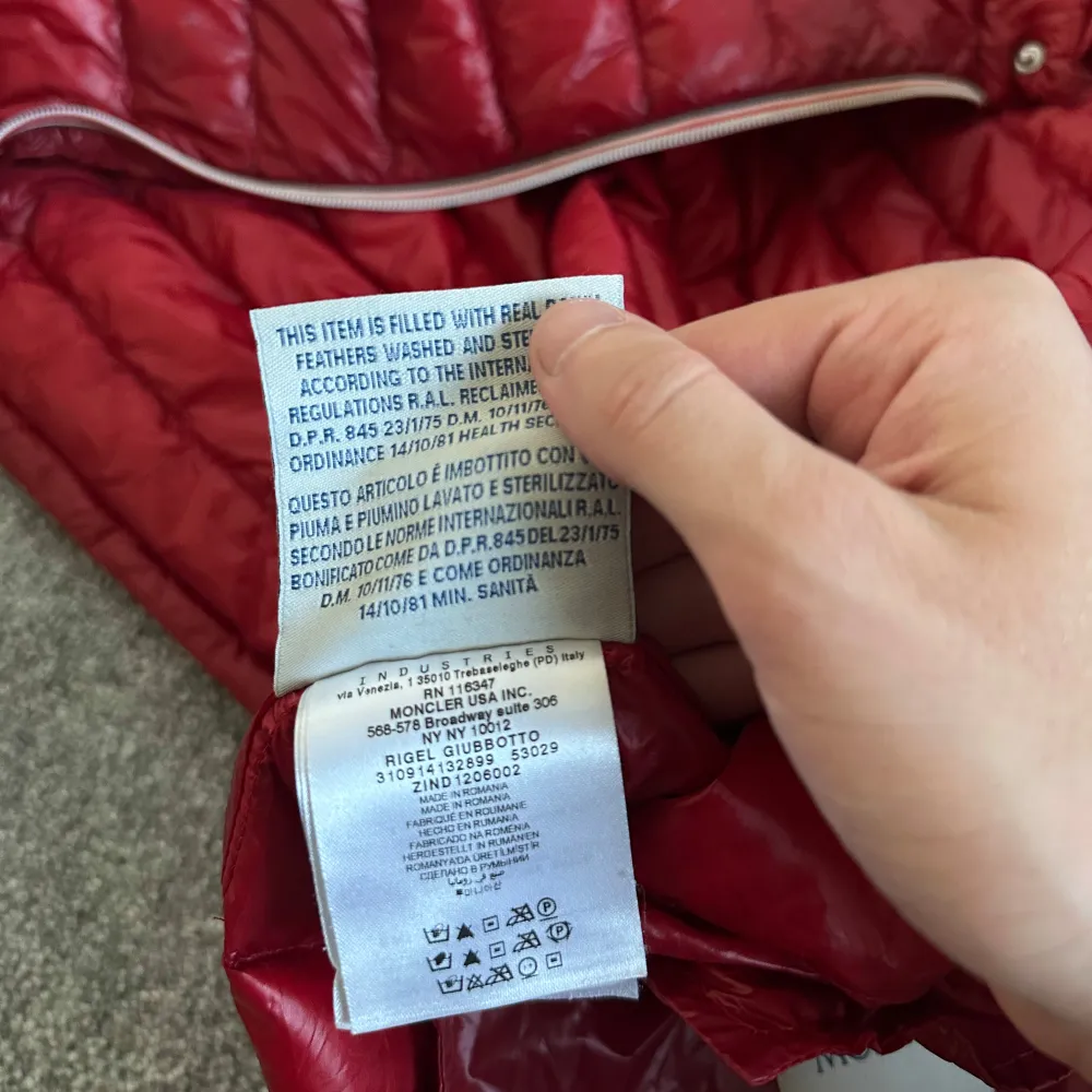 |Säljer nu denna snygga Moncler moncler jackan| Jackan passar perfekt nu mot våren och sommaren|Jackan är använd och har några märken|Size 1 fits S|Vid eventuella frågor är du välkommen att kontakta oss|. Takit.