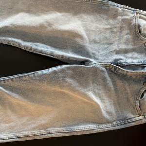 Neuw jeans  - Snygga ljusblå jeans från Neuw med klassisk femficksdesign och dragkedja. Perfekta för en avslappnad stil. De har en normal passform och är tillverkade i slitstarkt denim. Nypris-3000kr