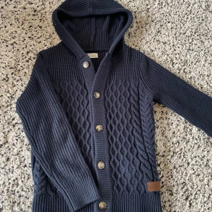 Mörkblå cardigan  - Säljer nu denna riktigt snygga cardigan i storlek S inga defekter , pris går att diskutera !!
