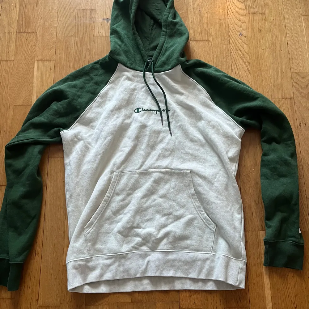 Säljer en snygg grön och vit hoodie från Champion. Den har en klassisk känguruficka och justerbar huva med dragsko. Perfekt för en avslappnad stil. 🏆. Neuletakit & Villapaidat.