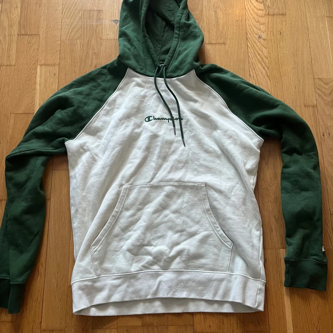 Grön och vit hoodie från Champion