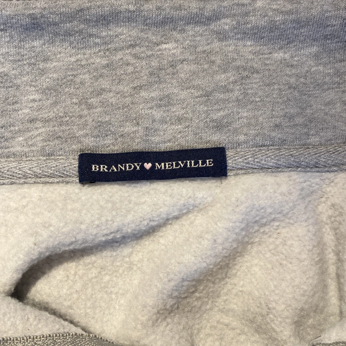 Grå tröja med dragkedja från Brandy Melville - 2