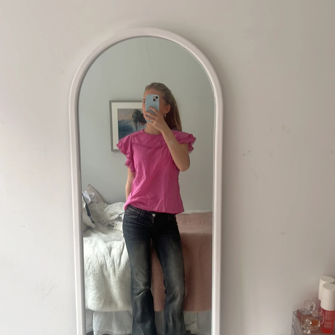 Rosa blus med volangdetaljer