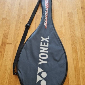 Yonex Racket Cover, Badminton - Racket fodral för badminton från Yonex i mycket bra skick. Kan endast fraktas ihoptryckt – fodralet får inte plats annars. Kan hämtas i Vallentuna.