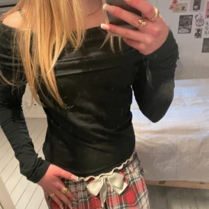 Svart offshoulder topp från Brandy Melville - Snygg svart offshoulder topp från Brandy Melville i mjuk bomullsblandning. One size, säljer pga att det inte är min stil längre 💕