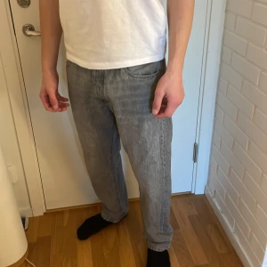 Grå jeansbyxor - Säljer ett par gråa jeans från Jack & Jones. De är midwaist och är i storlek W34 L32. Säljer då jag köpte fel storlek. 