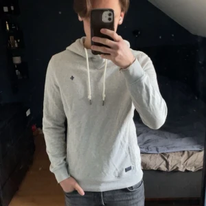 Morris Hoodie - Säljer denna snygga hoodien ifrån Morris i storlek M! Hoodien är i väldigt bra skick utan några defekter. Passar dig runt 185 cm, modellen på bilden är 183 cm. Mitt pris är enbart 699 kr men kan bli billigare vid smidig affär. Hör gärna av dig innan köp eller vid andra funderingar!