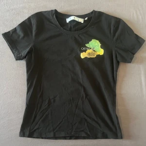 Svart t-shirt från Off-White - Det står XL på lappen men har krympt i tvätten och hade redan en liten pass form sen innan, skulle säga att den passar storlek S och möjligtvis storlek M