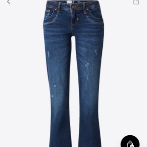 Blå bootcut jeans - säljer ett par snygga mörkblå ltb jeans, low waist och bootcut💞