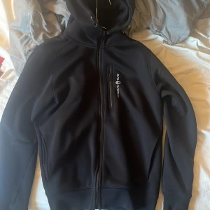 Svart hoodie från Sail Racing - Sailracing hoddie i ett nästan helt nytt skick 