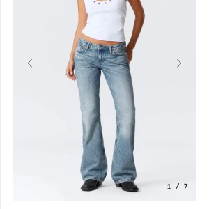 Weekday Nova Low Slim Bootcut Jeans - Säljer ett par ljusblå bootcut jeans från Weekday, modell Nova Low Slim Bootcut. Jeansen har låg midja och har orginalpris på 560kr