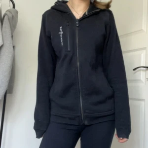 Svart sail racing fleece - Nu säljer jag min fina sail racing fleece då den inte riktigt kommer till användning. Köpt från KidsBrandStore i storlek 160 och passar både tjejer och killar. Den kommer självklart tvättas innan den skickas!!! Hör av er vid frågor🩷