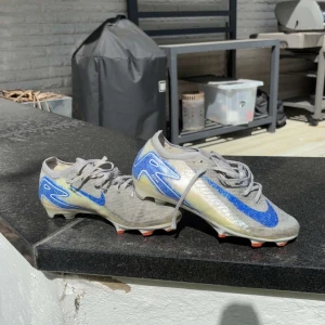 Nike Vapor Blueprint Elite 16 zm  -  Pris kan disktueras.