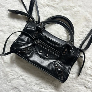 Handväska svart  - Säljer även en liknande fast större. Fint skick, mått ca 14x24. Köp sker via köp nu, jag postar inom 24h. Kvar tills markerad såld 