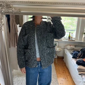 Gråmelerad teddyjacka från Carin Wester - Säljer en gråmelerad teddyjacka från Carin Wester i storlek S. Jackan har dragkedja framtill, två stora fickor och en mysig, fluffig känsla. Perfekt för kyliga dagar och ger en cool, avslappnad look. Knappt använd. Storlek S 😋