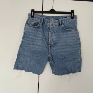 Never denim jeansshorts - Ett par blåa jeansshorts från Never denim, tror de är köpta på Bikbok! Storlek M 