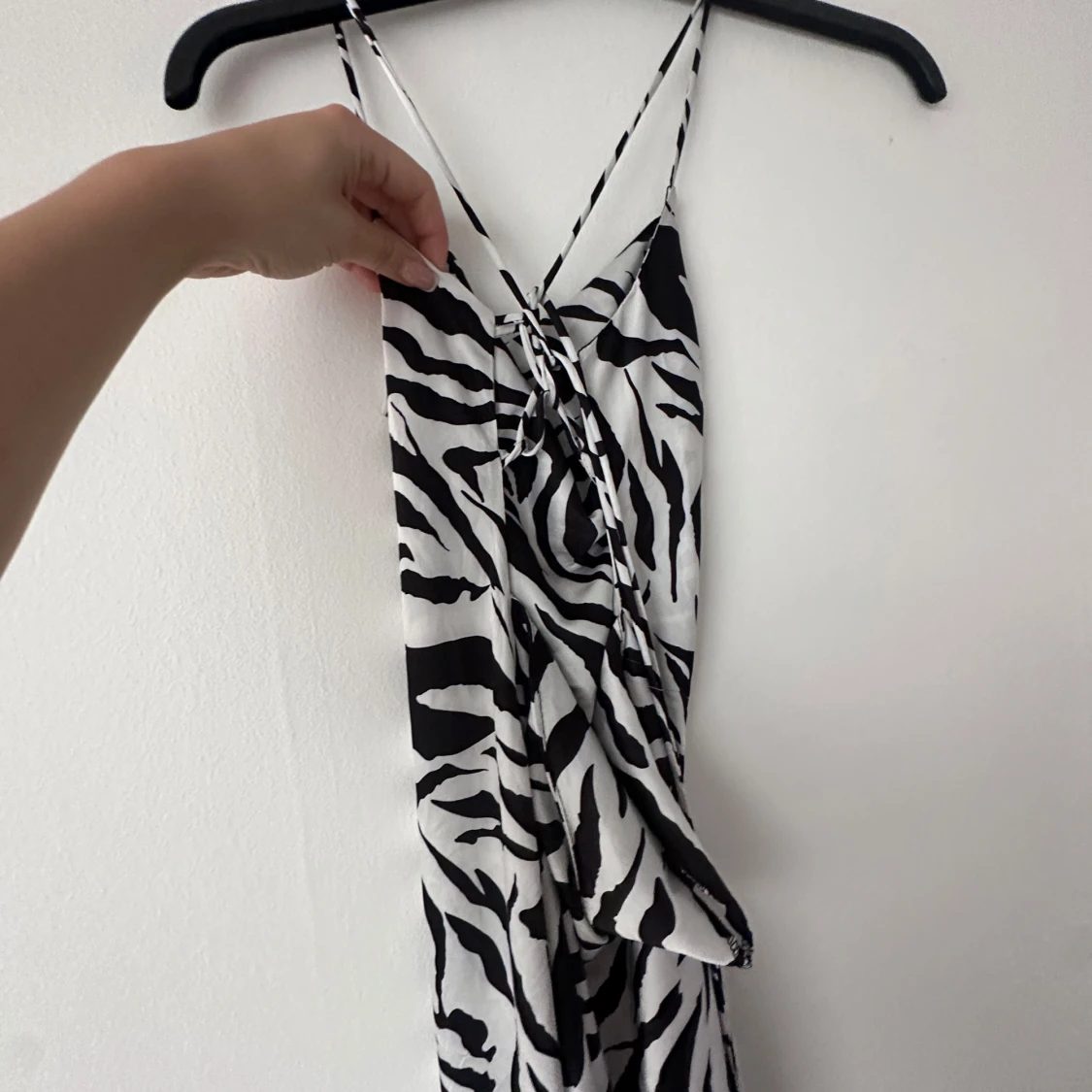 Zebramönstrad långklänning med smala axelband - 1