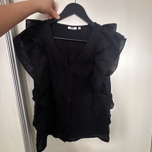 Svart volang blus - Supersnygg svart blus! Köpte tröjan från Zalando för ca 450-500 nypris! Endast använd en gång och därmed i superbra skick! 