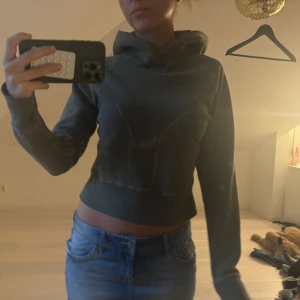 Mörkgrå croppad hoodie från Diesel - Säljer en mörkgrön croppad hoodie från Diesel Denim Division. Skitsnygg men har en hyfsat lik tröja så behöver inte två.