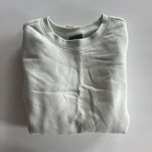 Ljus grön sweatshirt från H&M - Säljer en ljusgrön sweatshirt från H&M i relaxed fit. Tröjan har rund halsringning och är tillverkad i mjukt material, perfekt för en avslappnad stil. Passar bra till jeans eller joggers. Skick 10/10 då den aldrig används. Storlek M.