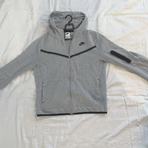 ”Nike paket” - Säljer min gråa Nike tech och även en svart Nike T-shirt. Dem är alla i bra kvalité och fungerar utmärkt. Storlekarna är som såhär, Nike techen är i storleken 158-170cm, alltså typ xxs eller xs. T-shorten är i en mindre storlek. Typ 146-164 skulle jag rekommendera den till. Om ni har några frågor om plaggen, vill ha fler bilder eller något annat så är det bara att fråga. Går även att köpa alla saker separat. Då jag återkommer med pris