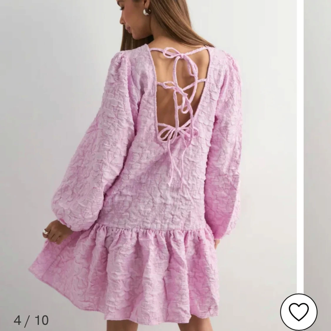 Ljusrosa volangklänning med knyt i ryggen - 1