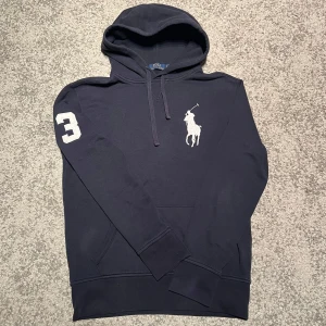 Ralph Lauren hoodie - Säljer denna sällsynta Ralph Lauren hoodie med stora märket. Tröjan är i mycket bra skick och strl S. Hör av dig vid frågor!
