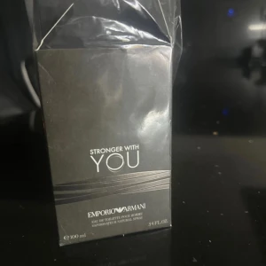 Emporio Armani Stronger With You Eau de Toilette 100ml - Emporio Armani Stronger With You är en herrparfym i en elegant, fyrkantig glasflaska med silverfärgad rund kork. Doften är varm och modern, perfekt för dig som gillar en maskulin och sofistikerad stil. Flaskan rymmer 100 ml Eau de Toilette. Säljer pga jag köpte fel doft och det går ej att lämna tillbaka pga att jag har köpt den i andrahand. Sprejat en gång