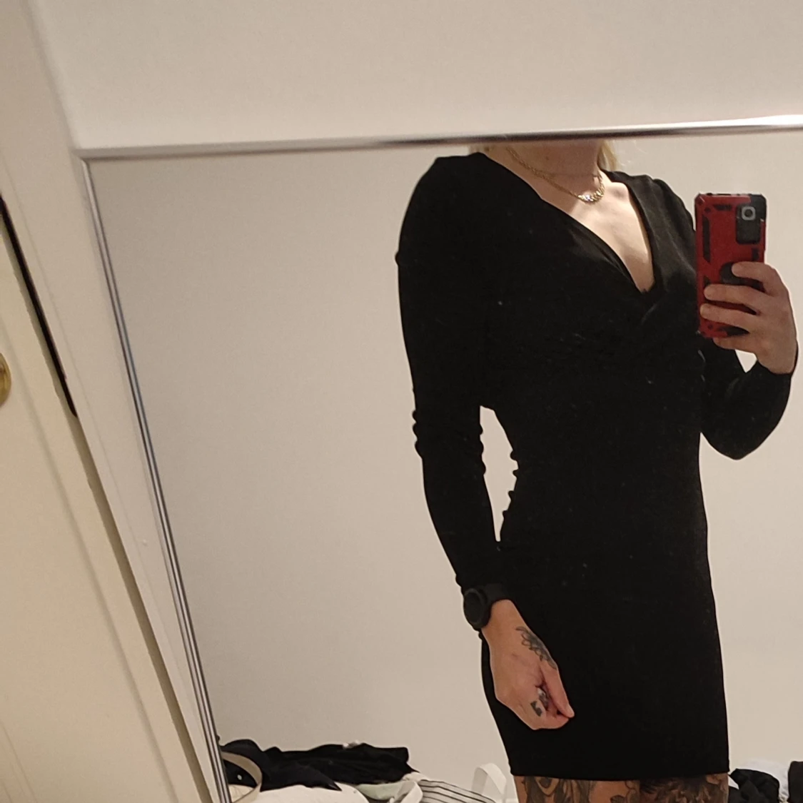 Svart långärmad kortklänning med v-ringning