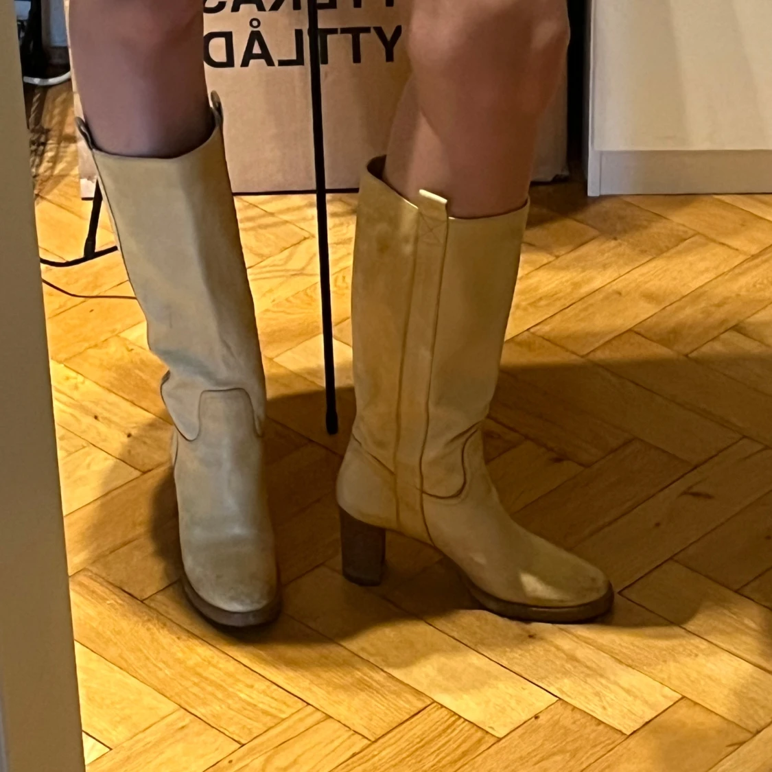 Beiga skinnstövlar med klack från Bronx - 4