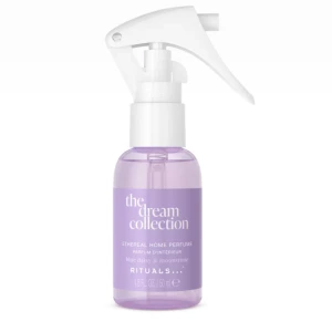 Ny! Home Perfume från Rituals The Dream Collection - Ny! En lila doftspray från Rituals The Dream Collection med en fräsch doft av daggstänkta blommor, mild jasmin, iris och mysk. Alkoholfri formula och limited edition. Flaskan är i plast med spraymunstycke. Limited edition 50ml 🌸