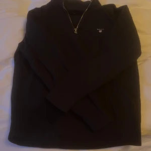 Mörk blå zip tröja från Gant - Säljer en blå zip tröja från gant. Använd några gånger men bra skick.