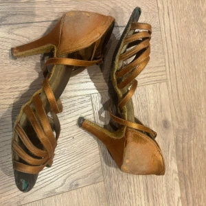 Brown dance pumps with straps - Selling a pair of brown pumps with several narrow straps and an open toe. The shoes have a heel and are perfect for dancing or prom. They have an elegant design and close with a buckle at the ankle.