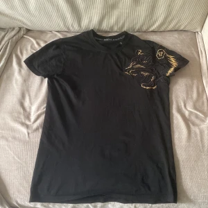 T-shirt  - En fin t shirt med en lejon stickad philip  plein märke på. Kan gå ner i pris vid snabb affär.