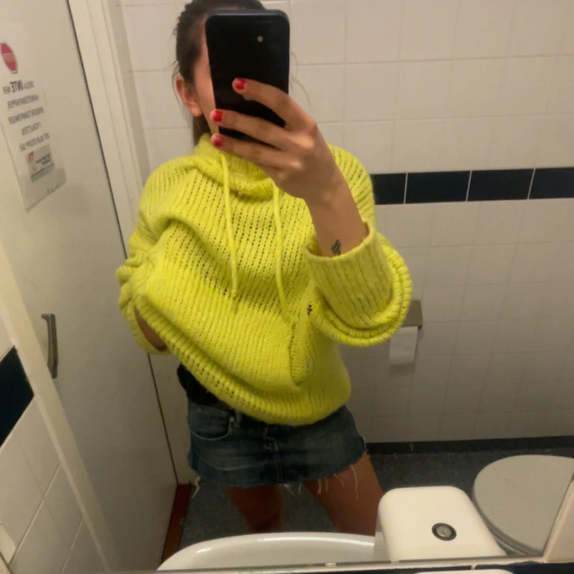 Gul stickad hoodie - 1