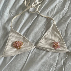 Bikinitopp  - Bikinitopp med pärlbroderi av en snäcka och stjärna, super fin!!💕🌸 Storlek Xs/S⭐️