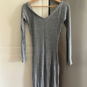 Grå ribbad långklänning - Ganska rygglös, offshoulder,  slits där nere och i princip helt ny! 