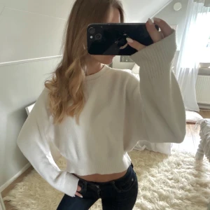 Vit croppad stickad tröja från bershka  - Säljer en vit croppad stickad tröja från bershka. Storlek xs. Är som sagt en kortare variant av stickad tröja. Materialet är superskönt! Bra skick! 