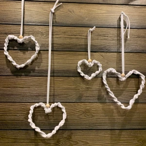 Vita hjärtformade makramé-hängen - Fyra handgjorda hjärtan i vit makramé med träpärla och snöre för upphängning. Perfekt som dekoration till exempelvis student, bröllop eller midsommar.