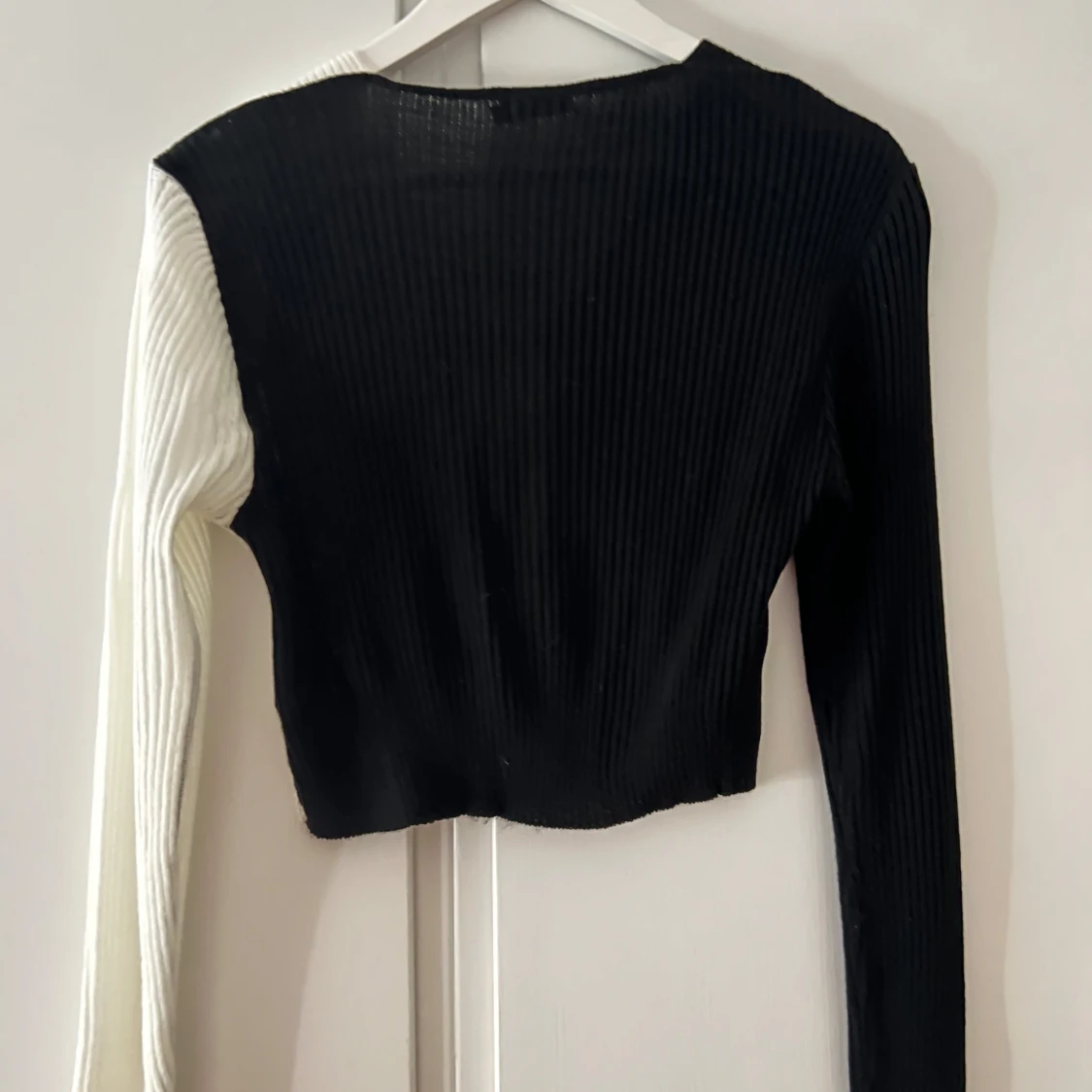 Svartvit croppad kofta från Boohoo - 1