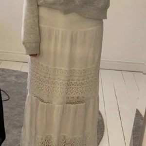 Vit långkjol  - Sååå fin långkjol med jätte fint mönster 😍😍 Passar XS-M. Tips att stryka den