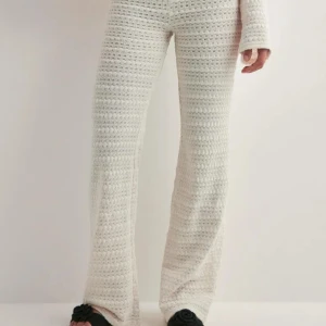 Nelly byxor - Säljer mina Nelly byxor som är slutsålda i flera storlekar, använt 1 gång och säljer pga att jag känner dom är lite för tajta kring låren. Jag är 174 som preferens och dom är perfekt längd för mig!