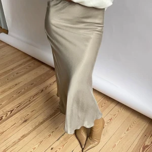 Satinkjol från Djerf Avenue - Säljer denna satinkjol från Djerf Avenue då den inte kommer till någon användning❤️ I superfint skick!