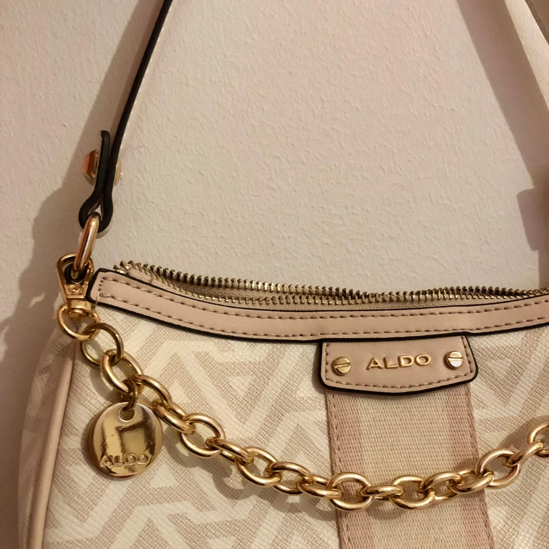 Beige och rosa axelväska från ALDO med kedjedetalj - 2